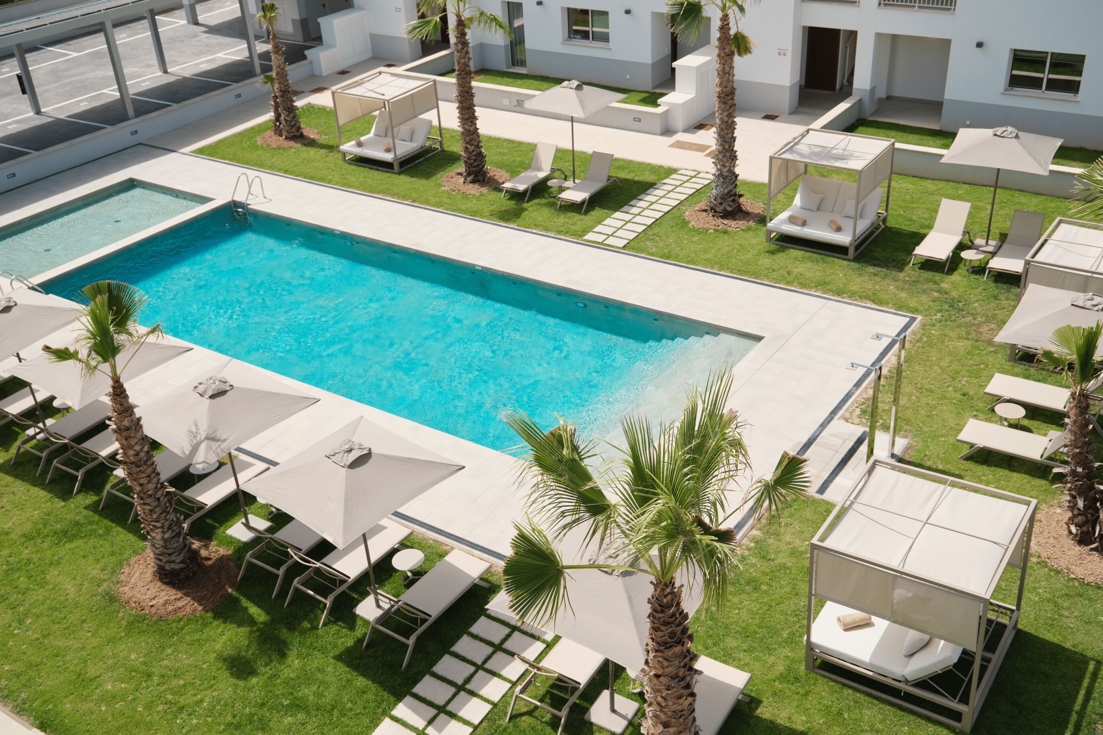 2 outdoor pools