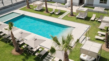 2 outdoor pools