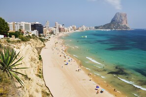 Una spiaggia nelle vicinanze