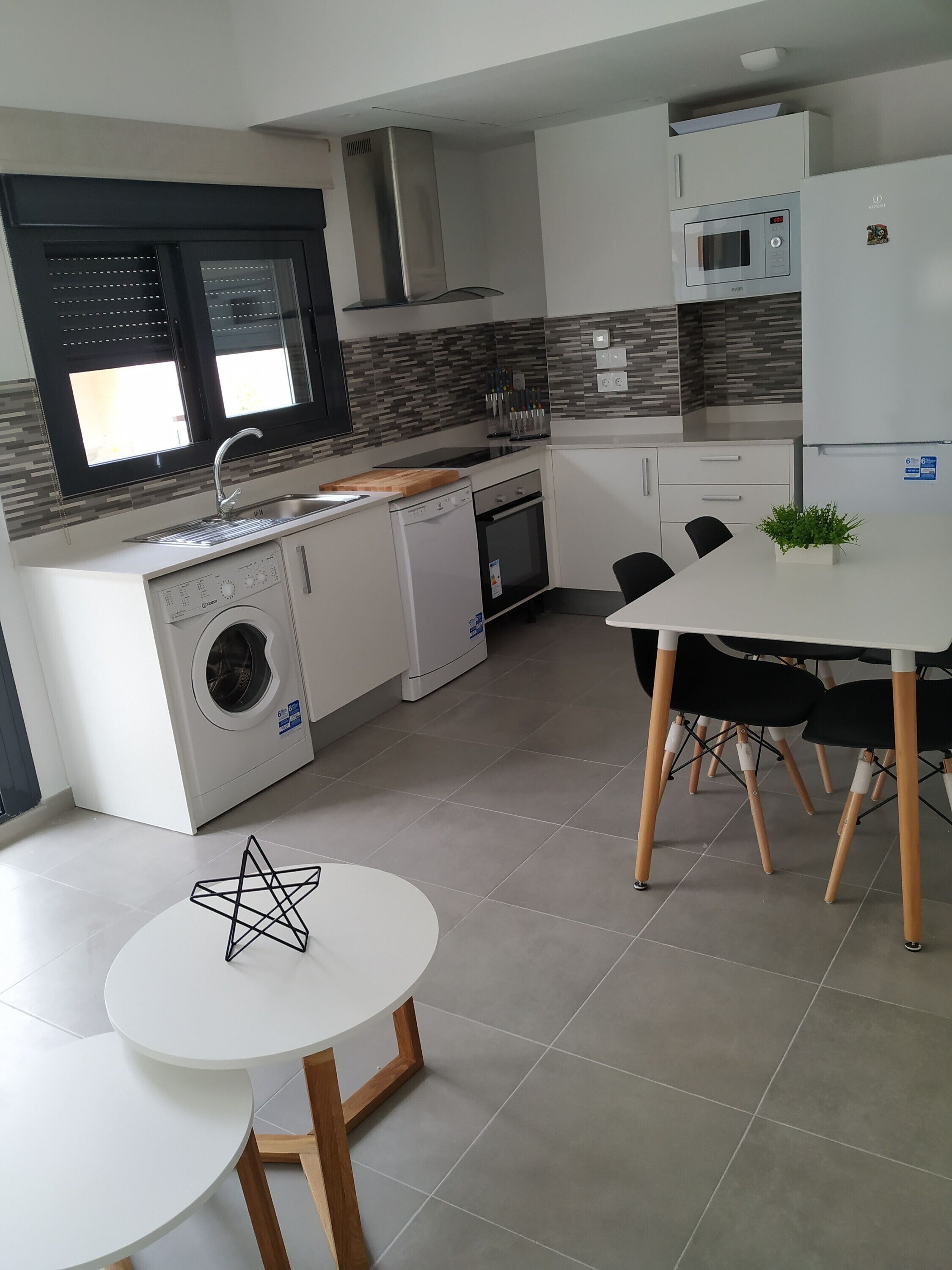 Køleskab, mikrobølgeovn, ovn, kogeplade