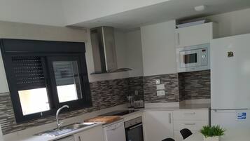 Køleskab, mikrobølgeovn, ovn, kogeplade