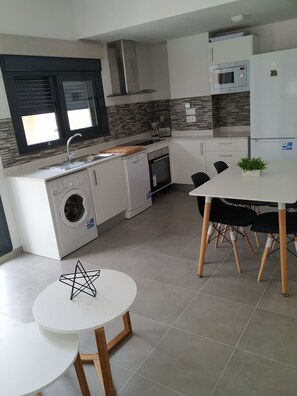 ثلاجة، ميكروويف، فرن، موقد طهي مسطح