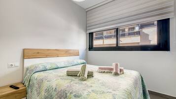 Tabla de planchar con plancha, wifi, ropa de cama