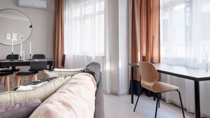 TV - Stylish Flat w/ Balcony – 5 Mins from Taksim Square (Istanbul)