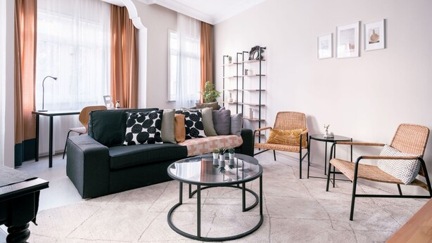 TV - Stylish Flat w/ Balcony – 5 Mins from Taksim Square (Istanbul)