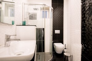 Shower, hair dryer, towels - Stylish Flat w/ Balcony – 5 Mins from Taksim Square (Istanbul)