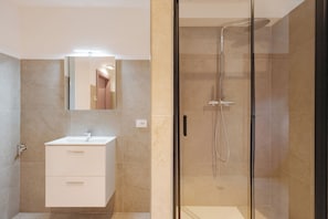 Chambre Confort double | Salle de bain | Séchoir à cheveux, serviettes fournies, savon, shampooing