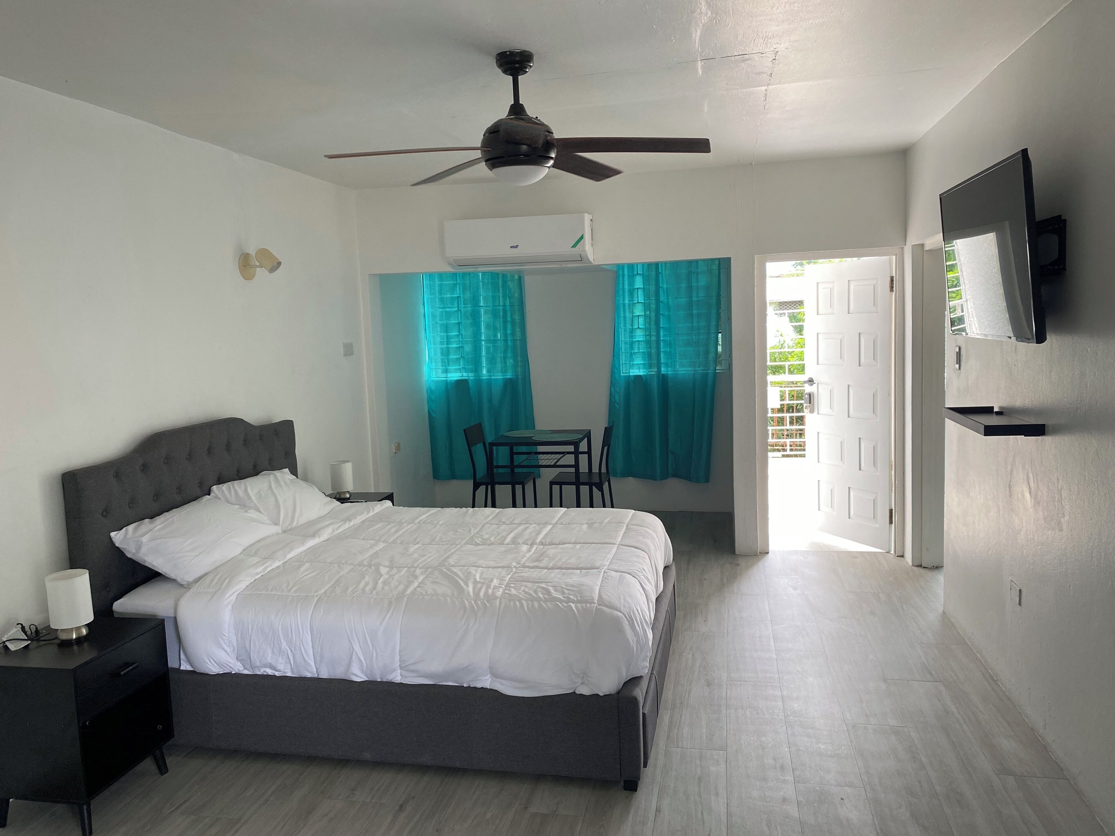 مكواة/لوح كي وواي فاي مجانًا وملاءات أسرّة