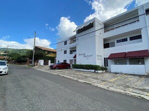 Exterior - Quiet and cozy apartment close to all amenities in Kingston (Kingston)