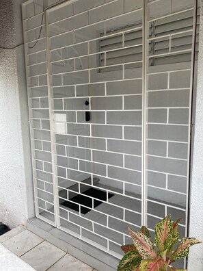 Exterior detail - Quiet and cozy apartment close to all amenities in Kingston (Kingston)