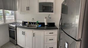 Fridge, microwave, oven, stovetop - Quiet and cozy apartment close to all amenities in Kingston (Kingston)