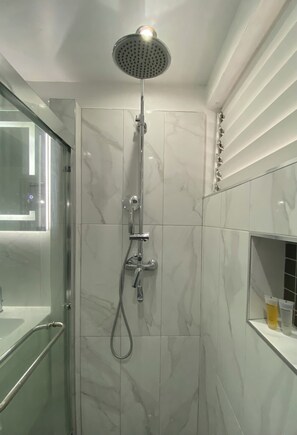 Towels, soap, toilet paper - Quiet and cozy apartment close to all amenities in Kingston (Kingston)