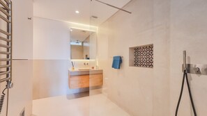 Shower, hair dryer, towels - Blue Haven by the Ria - Faro city escape (Faro)