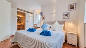 Iron/ironing board, WiFi, bed sheets - Blue Haven by the Ria - Faro city escape (Faro)