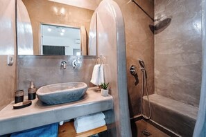 Shower, hair dryer, towels, soap - Sea & Me Luxury Beach House – Elegant Cycladic Studio with Private Beach Access (Kamari)