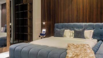 Apartamento econômico, sacada, vista para a cidade | Escrivaninha, espaço de trabalho para notebook, cortinas blackout