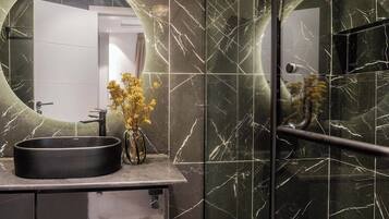 Apartament econòmic, balcó, vistes a la ciutat | Bany | Articles de tocador gratuïts, assecador de cabells, tovalloles i sabó