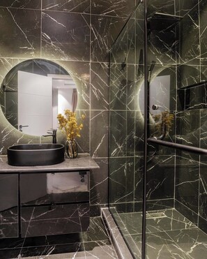 Economy-lejlighed - balkon - byudsigt | Badeværelse | Gratis toiletartikler, hårtørrer, håndklæder, Sæbe