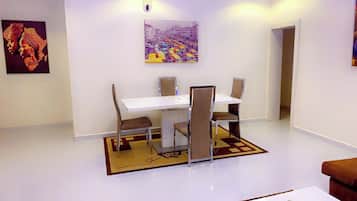 Apartamento econômico, sacada, vista para a cidade | Opções para refeição