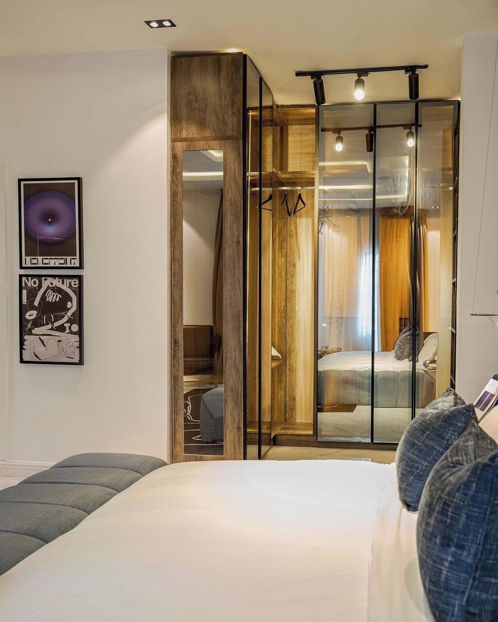 Bureau, espace de travail pour ordinateur portable, rideaux occultants