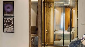 Apartament econòmic, balcó, vistes a la ciutat | Escriptori, espai de treball apte per a portàtils i cortines opaques