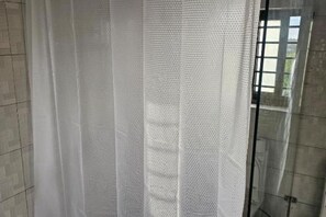 Shower, hair dryer, bidet, towels - 2 bedroomed cozy spacious apartment (Lusaka)