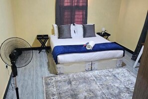 2 chambres, fer et planche à repasser, Wi-Fi, draps fournis