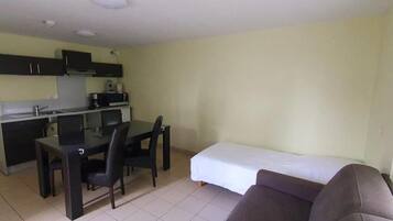 LÀgenhet - utsikt mot innergÄrden | Interiör