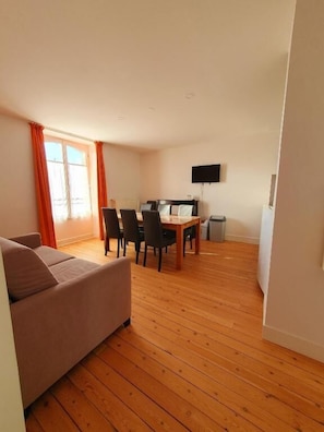 Apartment, Garden View | Living area | TV - Manoir Le Castel & Villa Beaumaris (Saint-Malo)