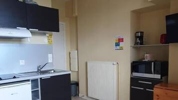 Studio, Courtyard View | Private kitchen