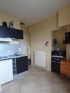 Studio, Courtyard View | Private kitchen - Manoir Le Castel & Villa Beaumaris (Saint-Malo)