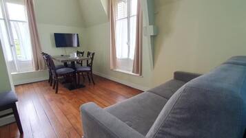 Leilighet, hageutsikt | Oppholdsområde | TV