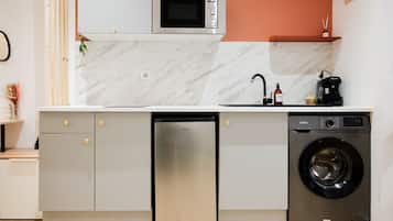 Fridge, microwave, oven, coffee/tea maker