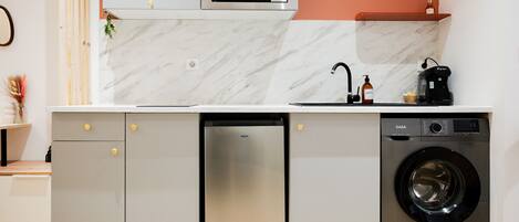 Een koelkast, een microgolfoven, een oven