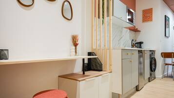 Réfrigérateur, micro-ondes, four, cafetiÚre/bouilloire