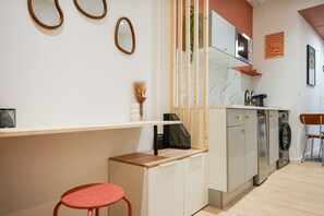 Kühlschrank, Mikrowelle, Ofen, Wasserkocher mit Kaffee-/Teezubehör