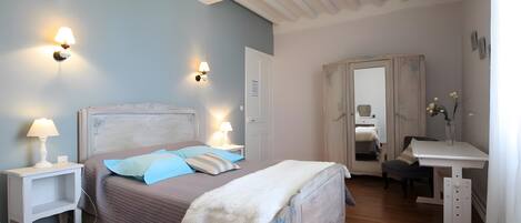 1 habitación, tabla de planchar con plancha, wifi y ropa de cama