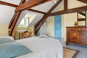 1 bedroom, iron/ironing board, WiFi, bed sheets - Bed and Breakfast 'Chambre Bleue Et Jaune' with Mountain View, Shared Terrace and Wi-Fi (Pontiacq Viellepinte)