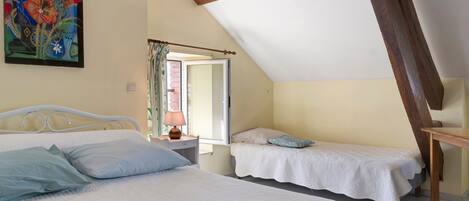 1 bedroom, iron/ironing board, WiFi, bed sheets