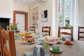 Dining - Guest Room “Chambre Framboise” with Mountain View, Shared Terrace, and Wi-Fi (Pontiacq Viellepinte)