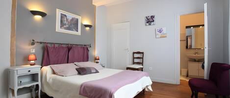 Tabla de planchar con plancha, wifi y ropa de cama