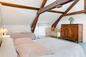 1 bedroom, iron/ironing board, WiFi, bed sheets - Bed and Breakfast 'Chambre Verte' with Mountain View, Shared Terrace and Wi-Fi (Pontiacq Viellepinte)