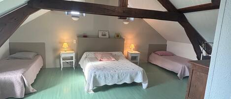 1 habitación, tabla de planchar con plancha, wifi y ropa de cama