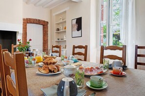 Dining - Bed and Breakfast 'Chambre Verte' with Mountain View, Shared Terrace and Wi-Fi (Pontiacq Viellepinte)