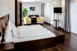 In-room safe, desk, laptop workspace, blackout drapes - Hotel Bolte (Salzbergen)