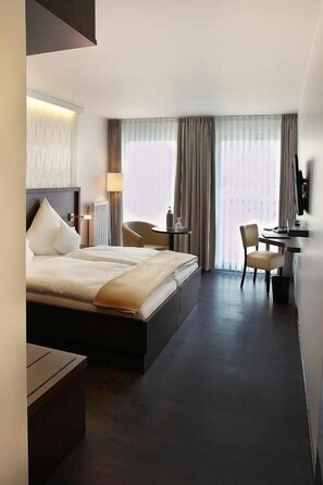 In-room safe, desk, laptop workspace, blackout curtains - Hotel Bolte (Salzbergen)