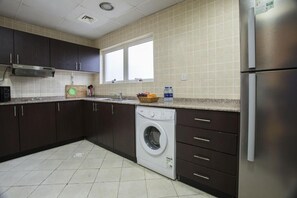 Fridge, microwave, stovetop - Escape Partition Room in AlBarsha1 (Dubai)