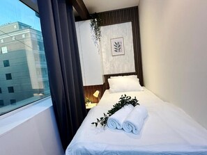 Desk, laptop workspace, iron/ironing board, free WiFi - Escape Partition Room in AlBarsha1 (Dubai)
