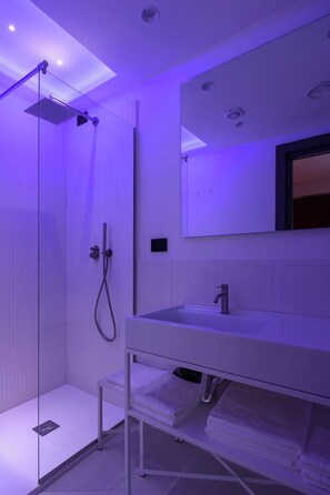 ヘアドライヤー、タオル