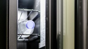 Un distributeur automatique proposant diverses boissons et une bouteille d’eau.